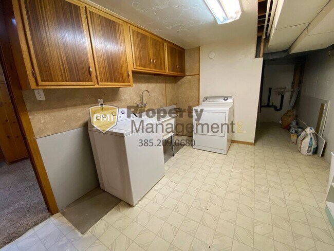 Building Photo - GREAT! 4 bedrooms family home in Provo!!