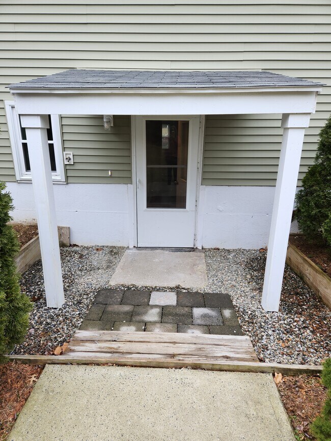 Private entrance - 23 Brush Hill Rd