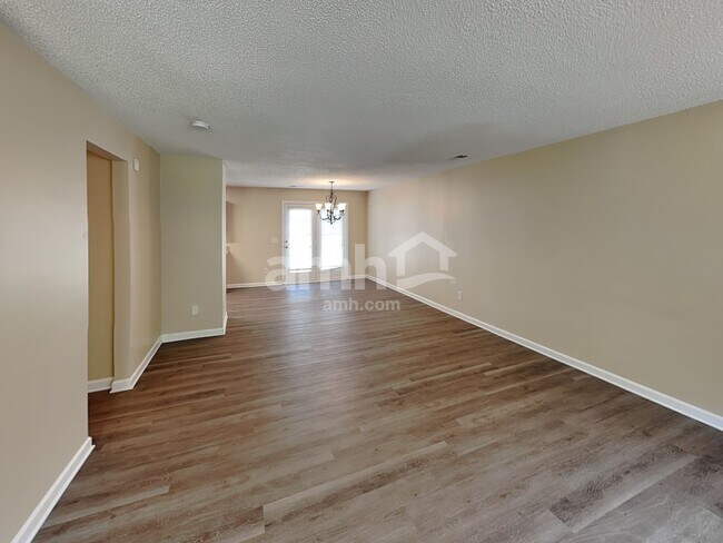 Building Photo - 567 River View Dr