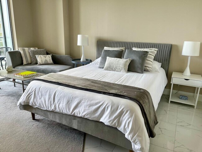 Building Photo - 1300 Brickell Bay Dr