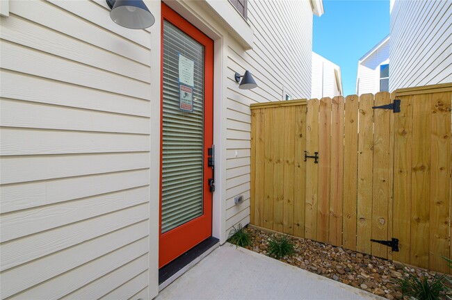 Building Photo - 881 Rachel St