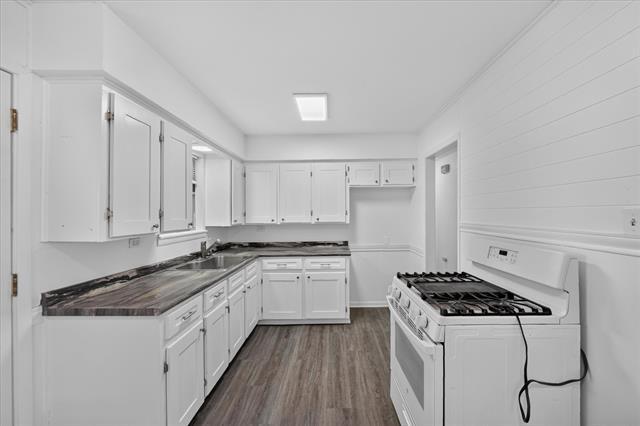 Building Photo - 208 D St