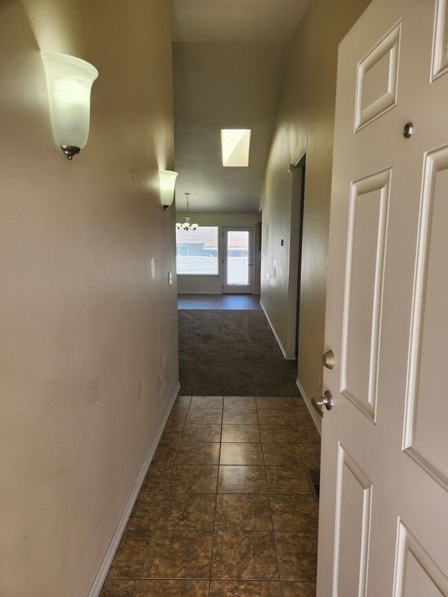 Building Photo - West Valley S. 90th 3br 2ba Double garage,...