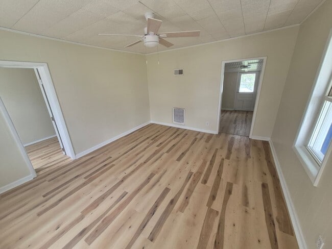 Foto del edificio - Fully Renovated 2-Bedroom in Elsmere – Off-Street Parking & Yard Space