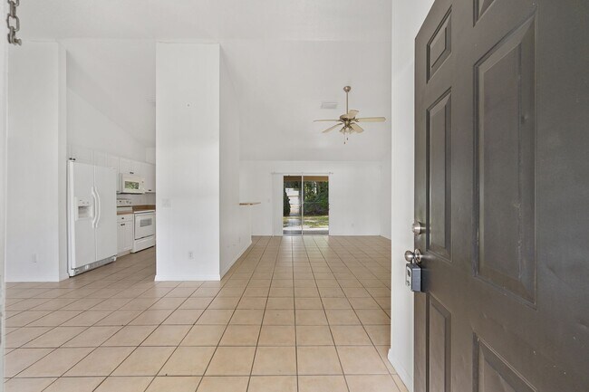 Foto del edificio - Spacious 3-Bedroom Home with Modern Open Floor Plan in Desirable Marion Oaks!