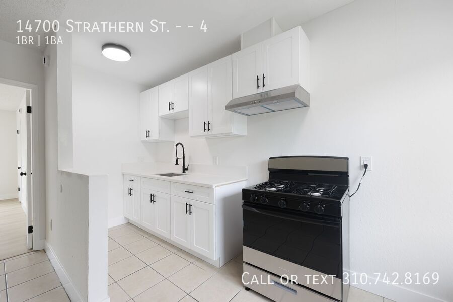 Foto principal - 14700 Strathern St