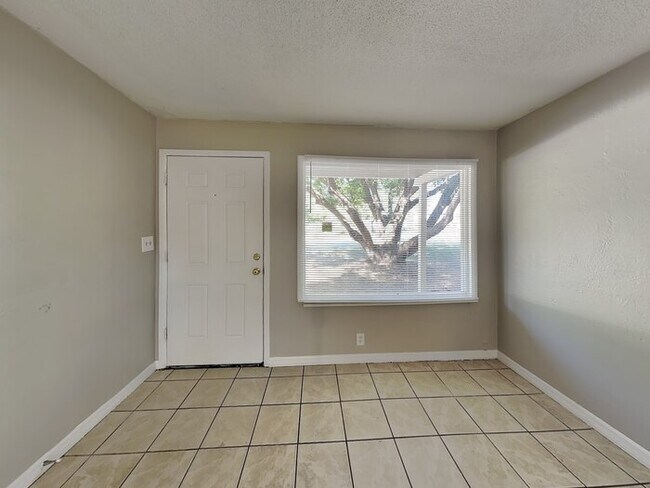 Foto del edificio - 1301 Sandy Ln