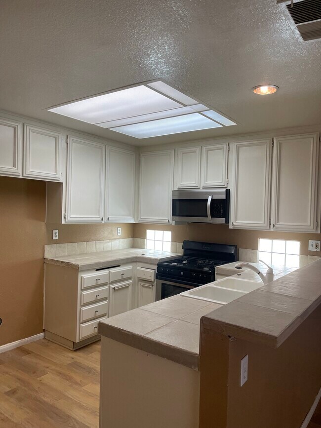 Building Photo - 940 La Palma Cir