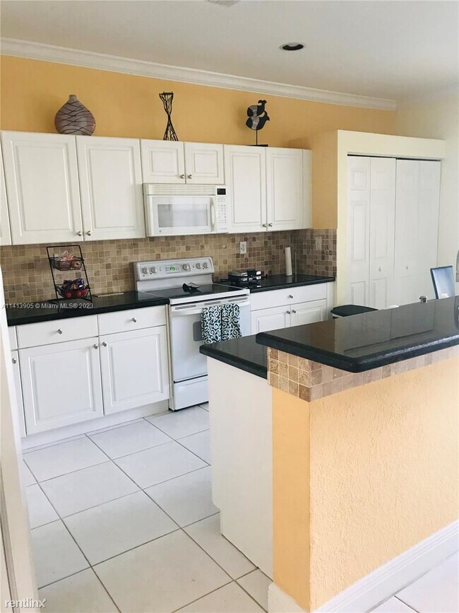 Foto del edificio - 4 br, 2.5 bath Townhome - 18753 SW 27th St