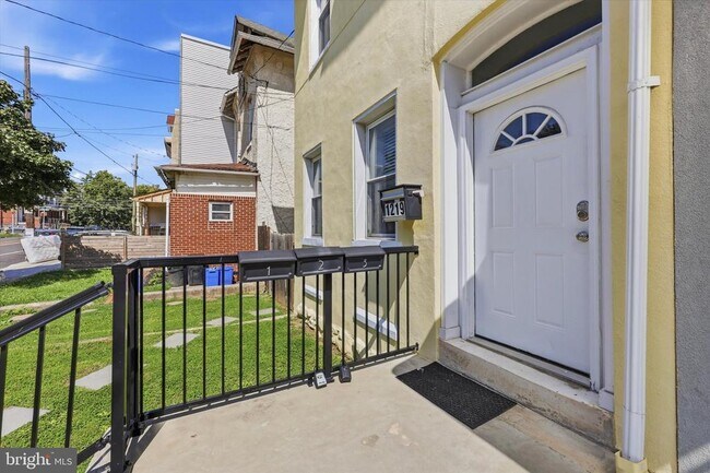 Building Photo - 1219 S 46th St