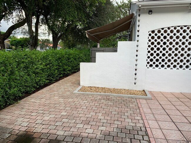 Walk Up to Studio - 541 SW 47th Ct