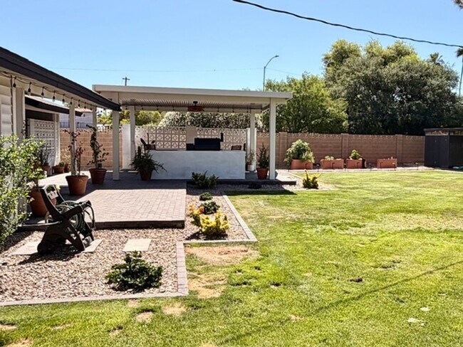 Foto del edificio - Updated Central Phoenix 3 bed, 2 bath with open layout, stainless steel appliances, and large irr...