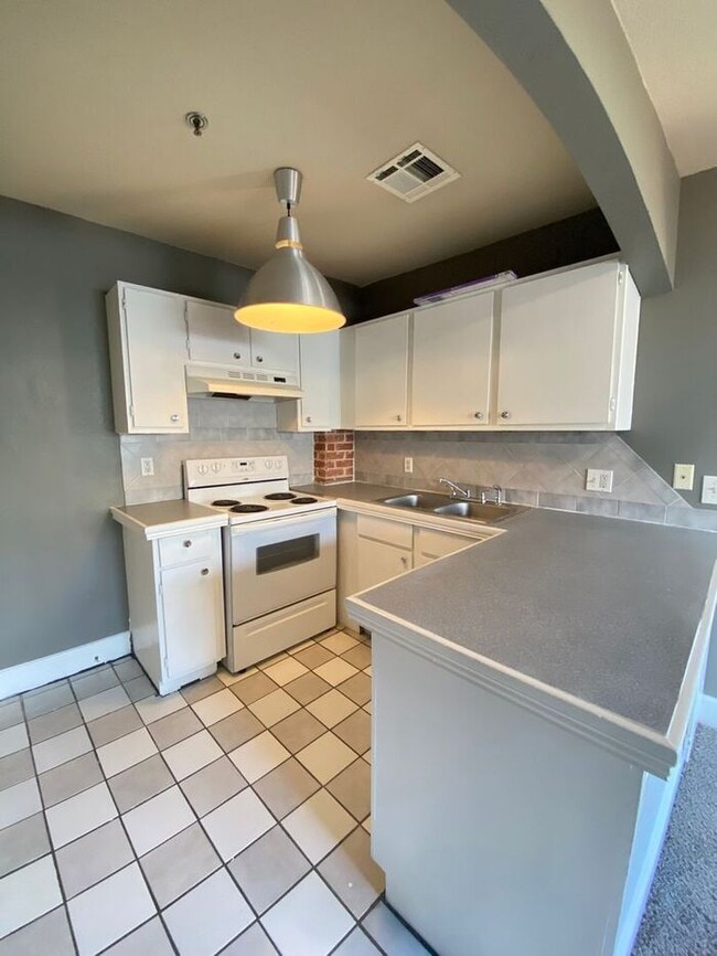 Building Photo - 1 bed 1 bath in Paseo District