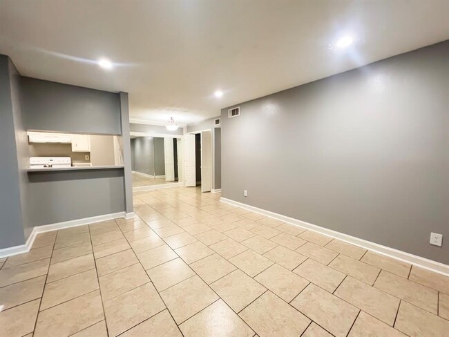 Building Photo - 7200 Clarewood Dr