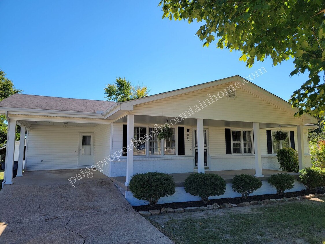Foto principal - 2 Bed 1 Bath Bungalow on College