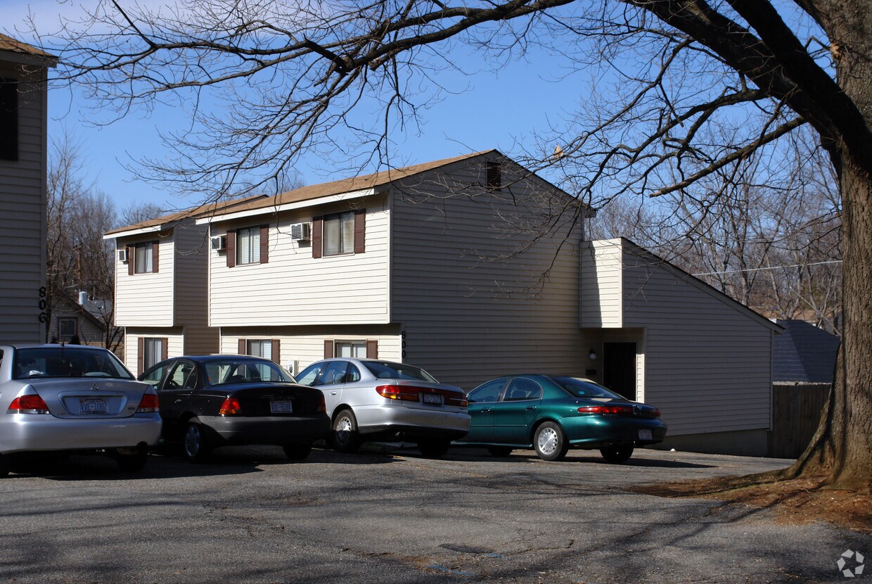 Building Photo - 806 Holliday Dr