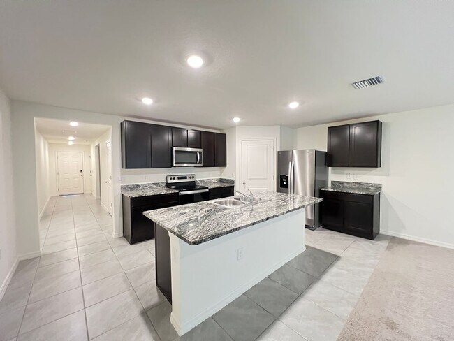 Building Photo - 4 Bedroom, 2 Bathroom Home in the Highly D...