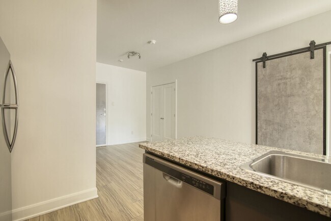 Building Photo - 6600 Av. de Darlington