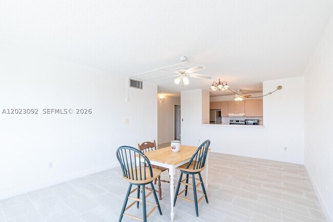 Foto del edificio - 14840 Naranja Lakes Blvd