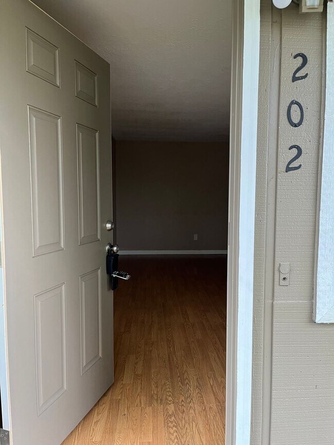 Foto del edificio - 2 bedroom, 1 bath in Triplex