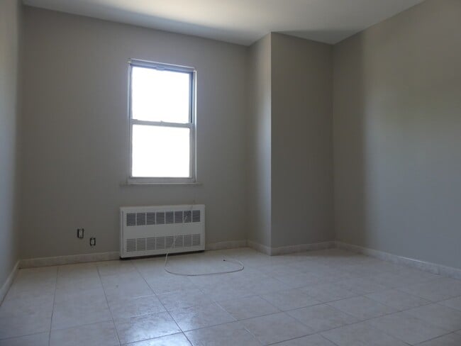 Building Photo - 1731 Cropsey Ave