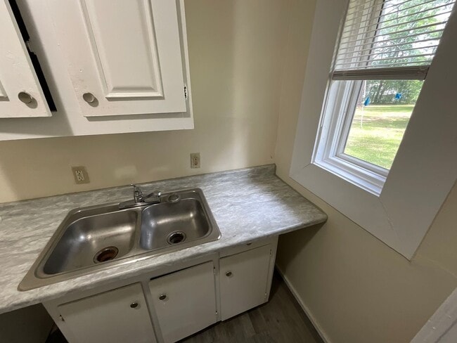 Building Photo - Sweet 1/1 Cottage at Hill Loop in Bonifay with Water/Sewer, Garbage, & Lawn Maintenance Included