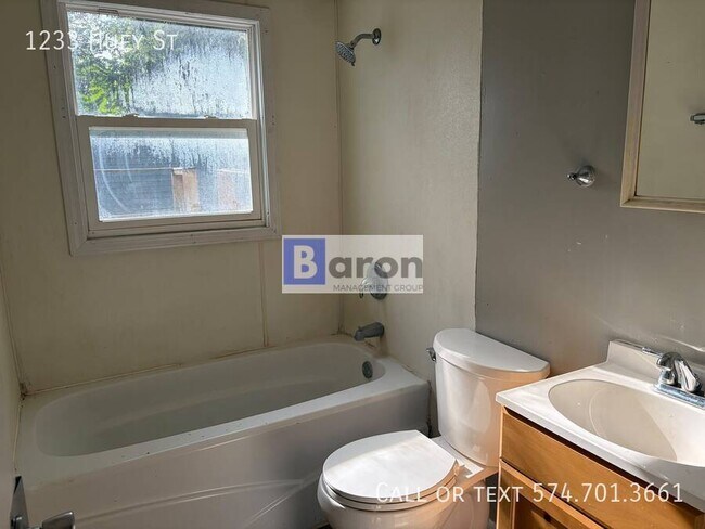 Building Photo - 1233 Huey St