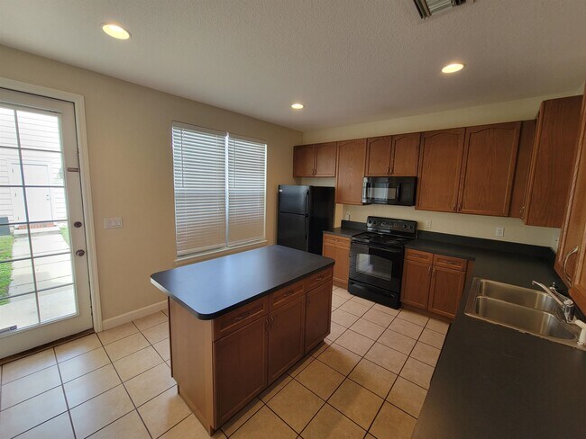 Foto del edificio - 4247 Raleigh Way