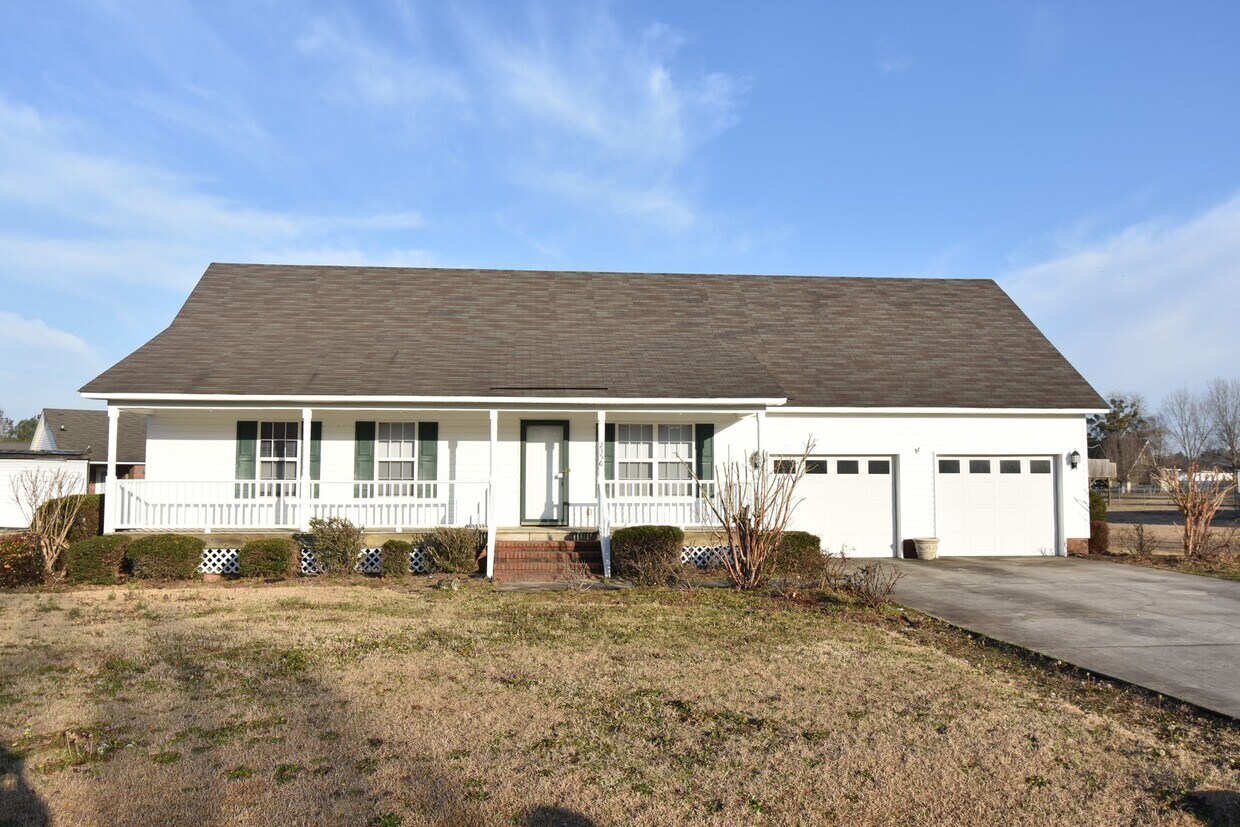Foto principal - Updated 3 Bedroom and 2 Bath Home (No Pets)