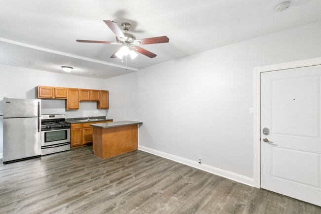 Building Photo - 5860 N Kenmore Ave