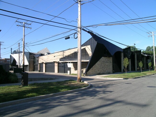 Building Photo - 2121 Dewey Ave