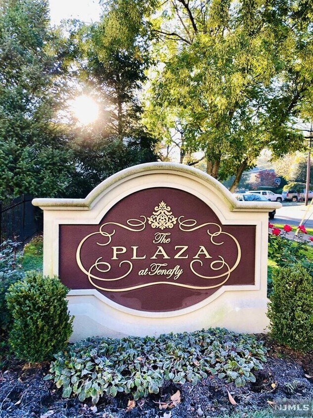 Primary Photo - 2210 The Plaza