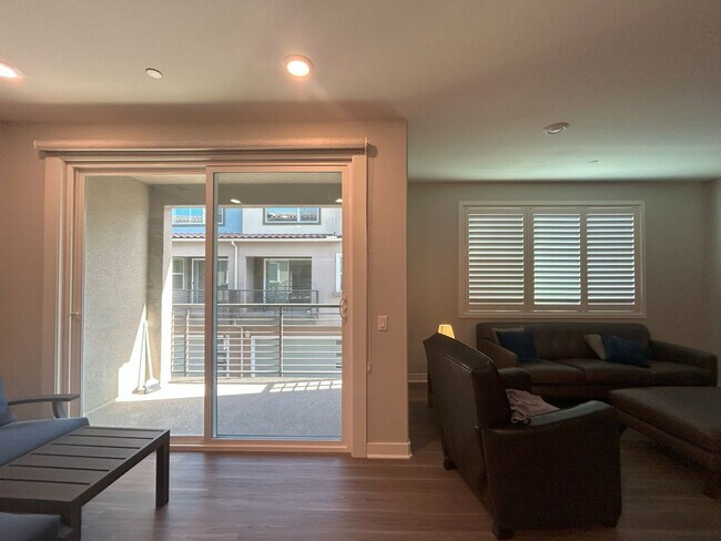 Building Photo - Stunning two bedroom townhome in desirable...
