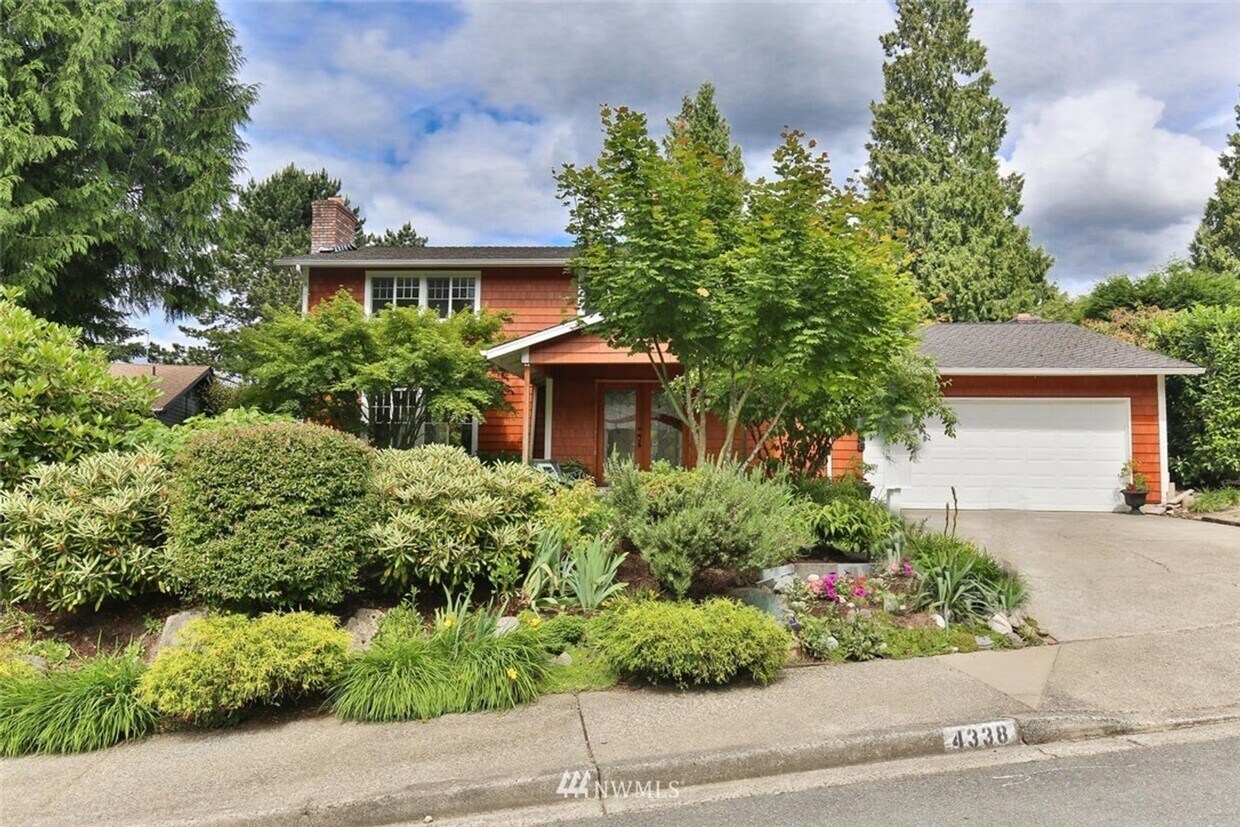 Primary Photo - 4 bd 2.5 bathroom single family home in Be...
