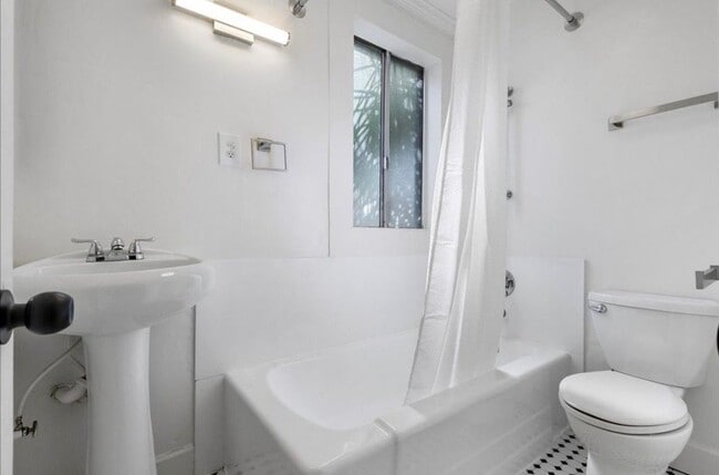 Foto del edificio - 1551 St Charles St