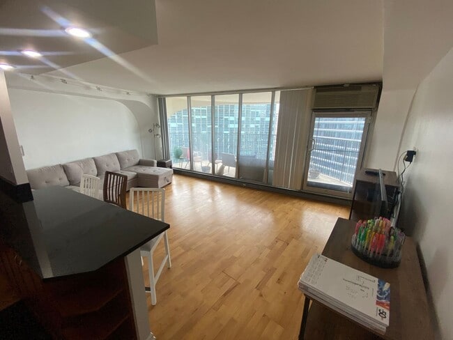 Foto del edificio - 300 N State St