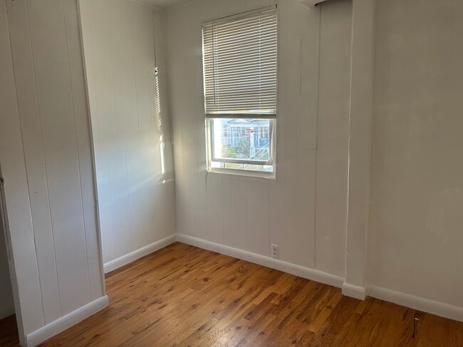 Building Photo - 131 Sayre St