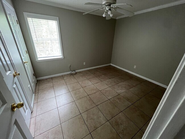 Foto del edificio - 2 Bed 1 Bath Near Campus! Water/Sewer/Trash Included In Rent!!