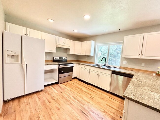 Building Photo - Great 4 bedroom home close to MSU & the ho...