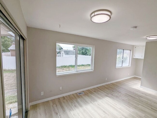 Building Photo - Provo 2 bed, 1 bath Duplex