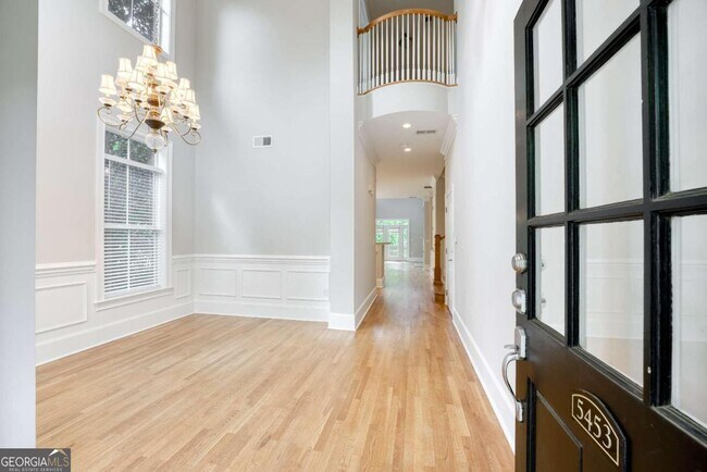 Building Photo - 5453 Glenridge View NE
