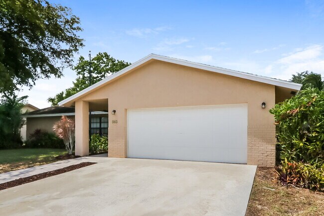 Building Photo - 365 La Mancha Ave