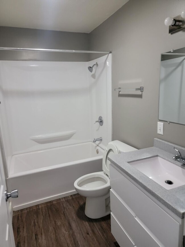 Foto del edificio - Awesome Remodeled  3 bedroom 2 bath single...