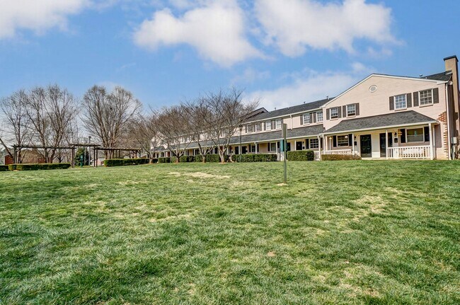 Foto del edificio - Charming Townhome in Sought-After Williams...
