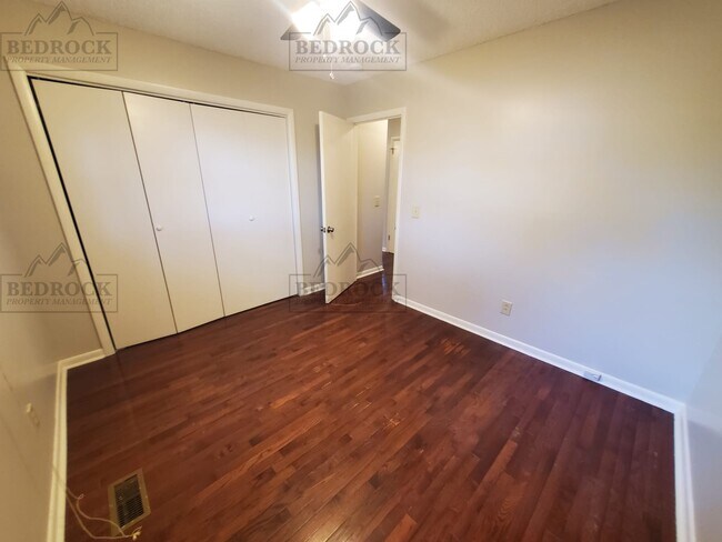 Foto del edificio - 3419 Mastin Lake Rd NE