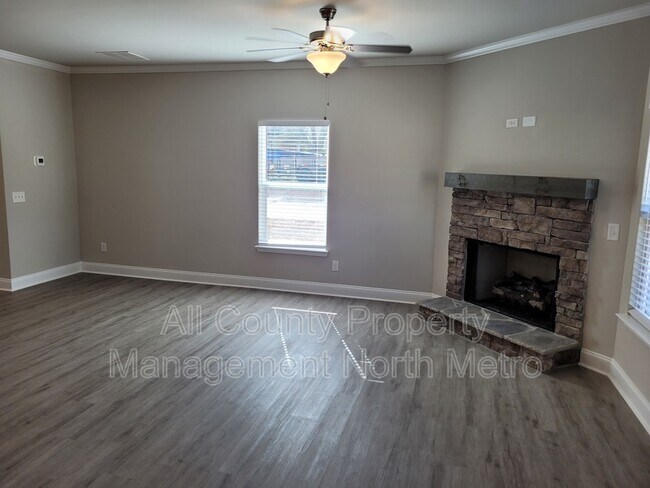 Foto del edificio - 356 Hidden Creek Ln