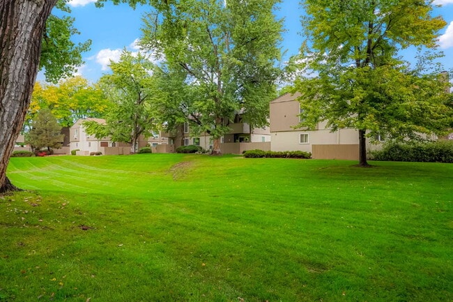 Building Photo - 2-Bed Townhome with Patio - Community Pool