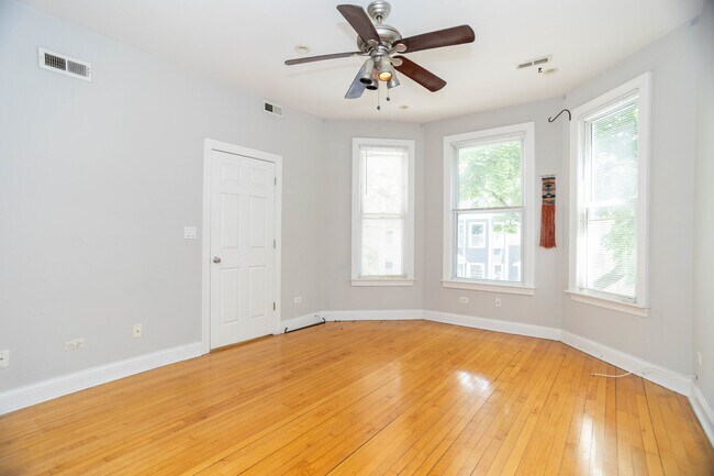 Foto del edificio - 2922 N Dawson Ave