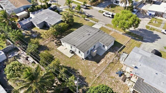 Foto del edificio - 1400 NE 43rd Ct