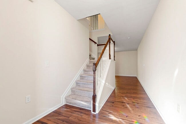 Building Photo - Elegant Townhome Near Southpoint Mall!